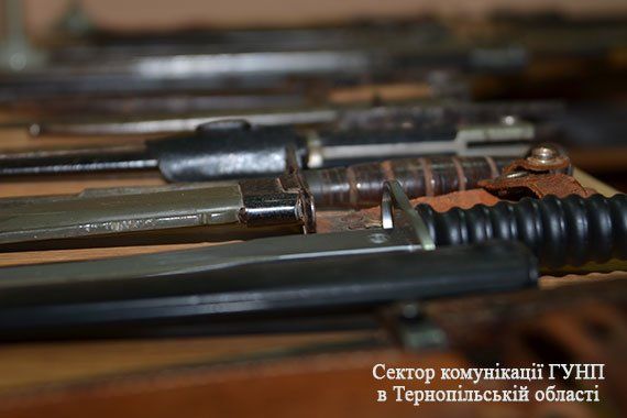Протягом місяця мешканці Тернопільщини віддали правоохоронцям більше двох сотень одиниць зброї