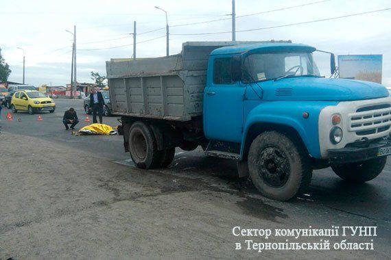 У Тернополі під колесами вантажівки загинула жінка (ФОТО)