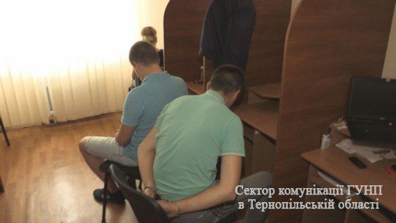 Тернопільські поліцейські затримали в Києві більше десятка шахраїв, які заробляли від 700 тисяч до мільйона гривень за тиждень (ФОТО)