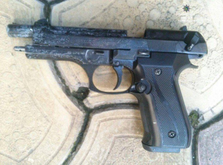 У Тернополі в барі “бешкетник” погрожував офіціанткам пістолетом (ФОТО)