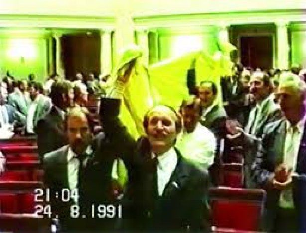 Як у 1991-му в Раду внесли прапор України: з’явилися унікальні фото та відео