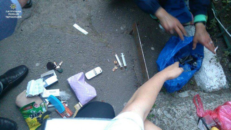 У Тернополі патрульні виявили жінку зі шприцом з невідомою речовиною (ФОТО)