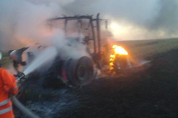 У полі на Лановеччині згорів трактор «CLAAS Ares» (ФОТО)