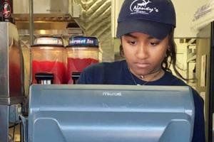 Донька Обами працює у ресторані морепродуктів