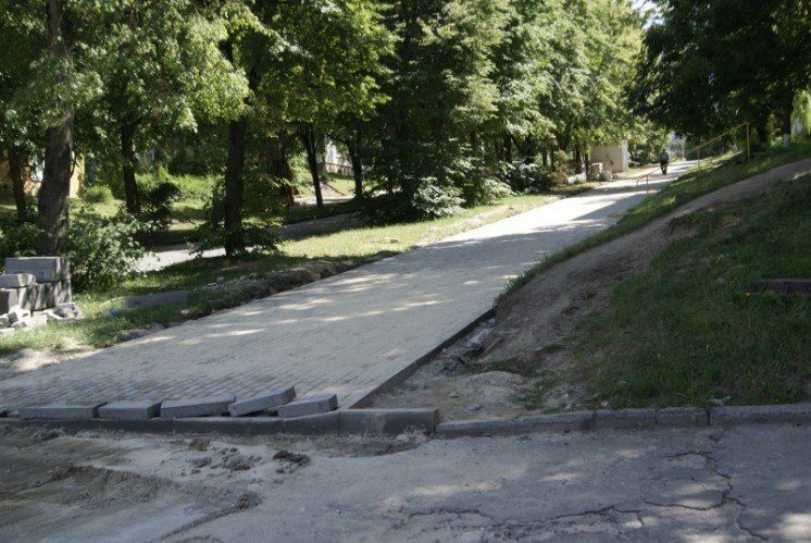 У Тернополі, на вулиці, яку не ремонтували 40 років, з’ явились нові пішохідні доріжки