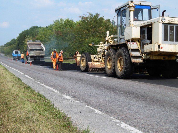 Дорожники Тернопільщини працюють на 13 автошляхах краю (ФОТО)