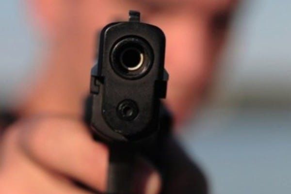 У Кременці п’яний чоловік вистрелив з пістолета в товариша