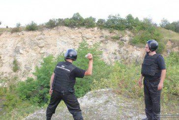 Як тернопільські поліцейські вчилися метати бойові гранати (ФОТО)