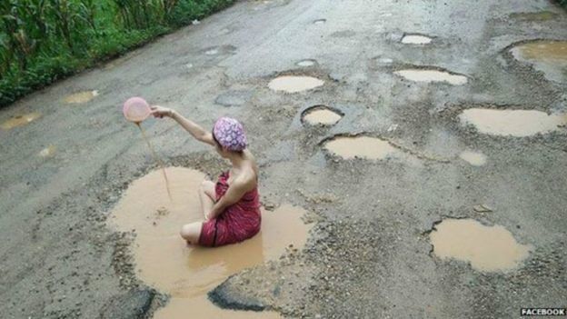 Тайські жінки приймають “ванни протесту” в ямах на дорозі (ФОТО)