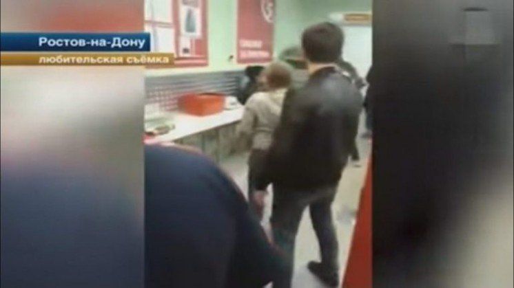 «Та засунь собі в …. той сервілат – п*дло!» На Росії в супермаркеті сталася масова бійка через палку ковбаси (ВІДЕО)