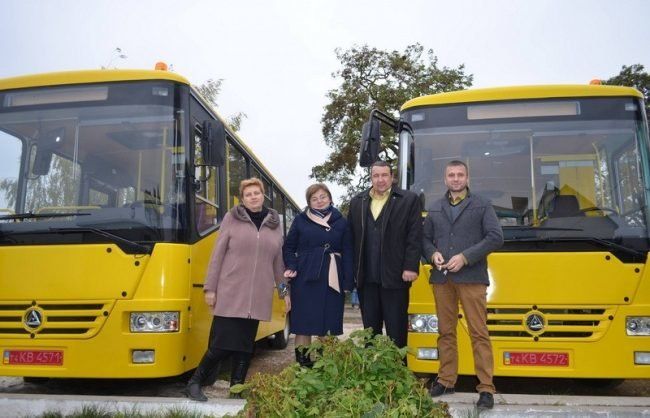 Збаражчина отримала два нових шкільних автобуси (ФОТО)
