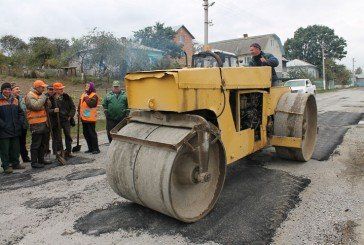 На Тернопільщині дорогу, яку об’їжджали полями, нарешті відремонтували (ФОТО)