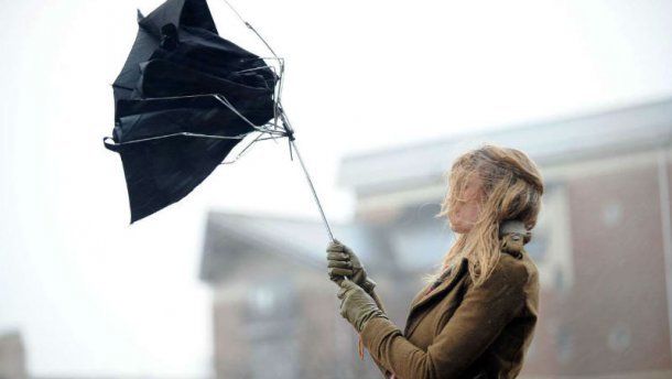 У ДСНС попереджають, що на Україну насуваються шквальні вітри, грози і навіть град