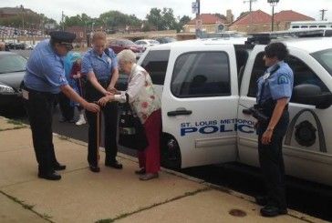 У США поліція затримала 102-річну бабусю за її власним бажанням