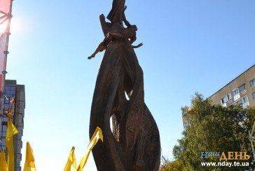У Тернополі пам’ятник Героям Небесної сотні обтягують міддю для захисту від погодних умов