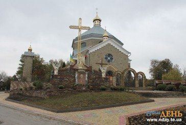У селі Звиняч на Тернопільщині оновили символічну могилу захисникам України (ФОТОРЕПОРТАЖ)
