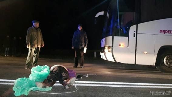 На Тернопільщині під колесами автобуса з польською реєстрацією загинула людина (ФОТО)