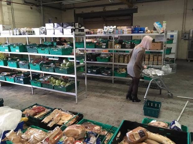 У Британії відкрили магазин, де продають їжу зі смітників
