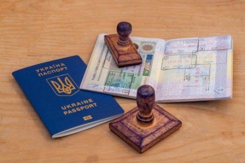 Скільки країн може відвідати українець без візи?