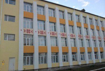 Школу у Хоросткові на Тернопільщині «одягають» у вишиванку (ФОТО)