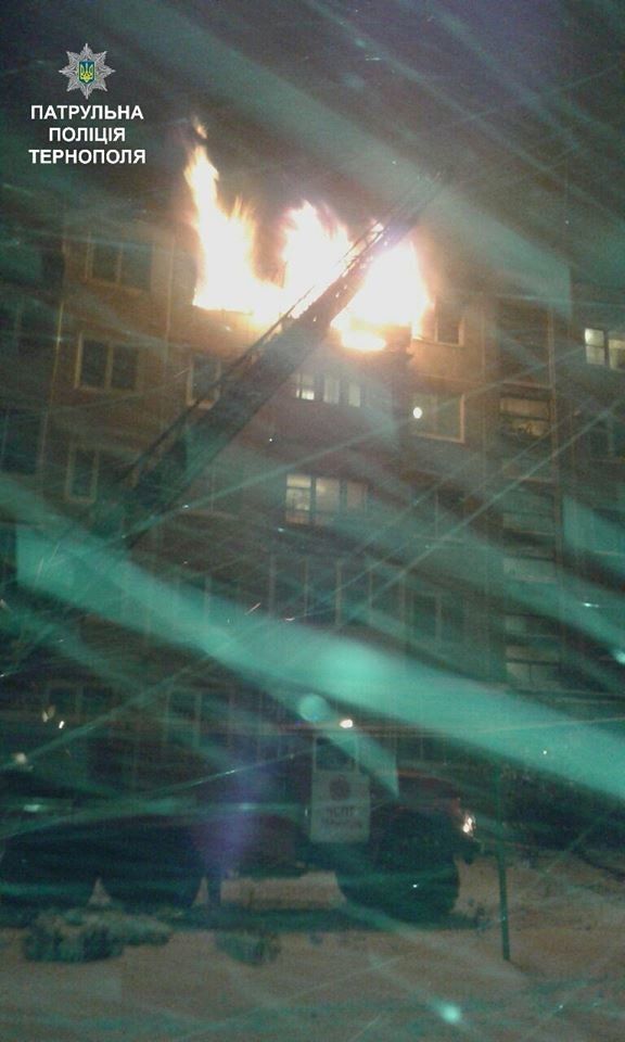 Тернопільські патрульні евакуювали 70 осіб з палаючого будинку на вулиці Фабрична (ФОТО)