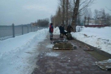 Чому комунальники кладуть у сніг бруківку біля Тернопільського ставу?