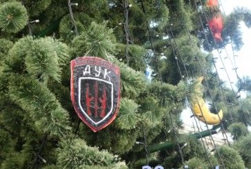 У мікрорайонах Тернополя прикрасили новорічні ялинки
