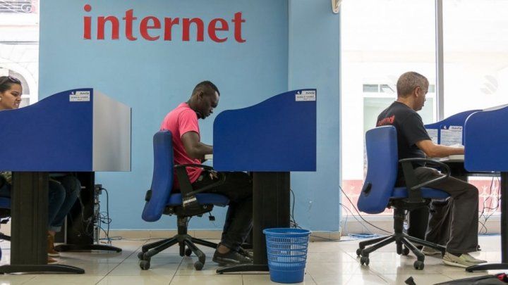 На Кубі «обраним» дозволили домашній Інтернет
