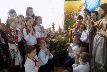 Новорічна щедрість: школі у Копичинцях подарували незвичайну шопку (ФОТО)