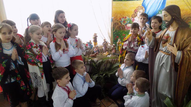 Новорічна щедрість: школі у Копичинцях подарували незвичайну шопку (ФОТО)