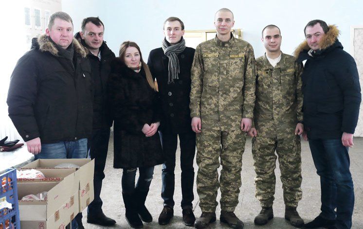 Представники «БПП «Солідарність» з Тернопільщини завітали з гостинцями до бійців 44-ї бригади (ФОТО)