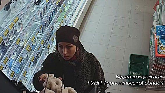 У Тернополі злодійка потрапила на камери спостереження під час злочину (ФОТО)