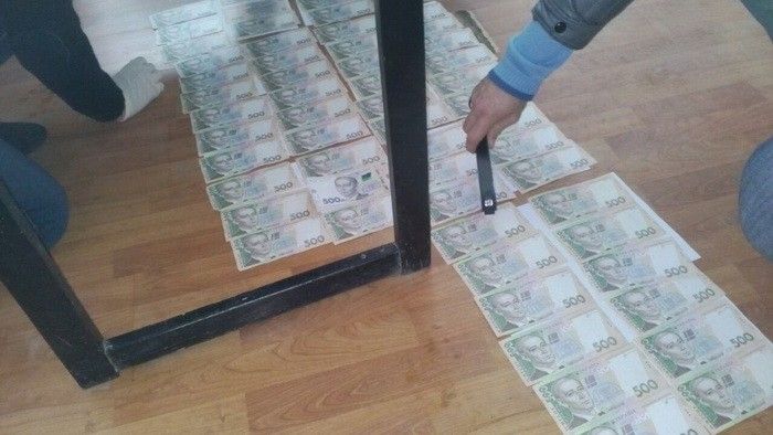 На Тернопільщині спіймали ще одного чиновника який вимагав велику суму грошей