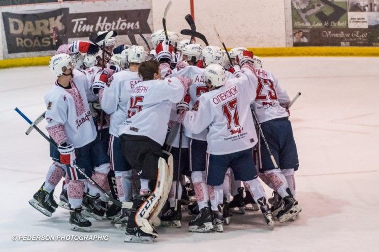 Гравці канадської хокейної команди Dauphin Kings провели матч в українських вишиванках