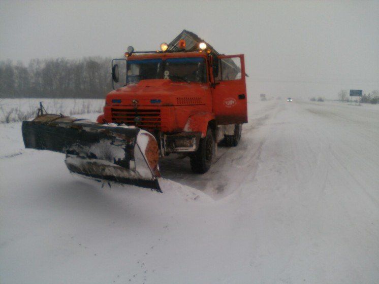 Автодороги Тернопільщини розчищали й посипали 115 одиниць техніки
