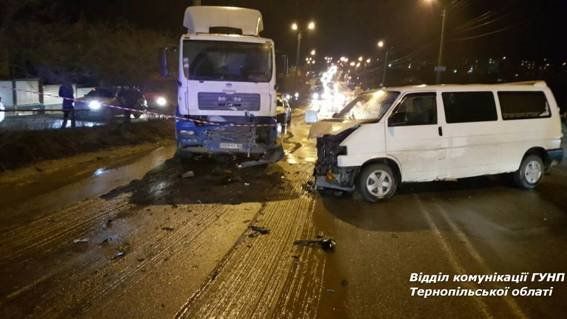 Поблизу Тернополя жахлива аварія: розбито три автомобілі (ФОТО)