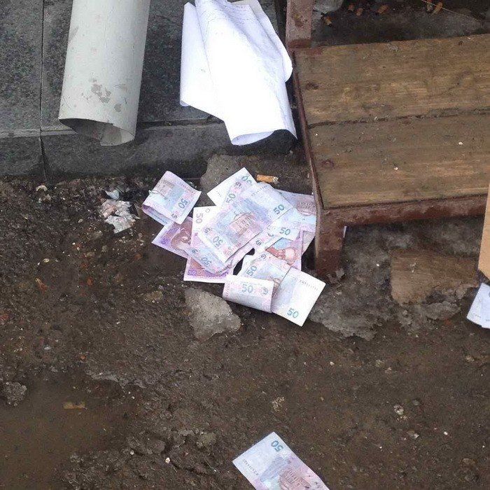 Поліцейського в Тернополі затримано на хабарі в 5 тис. грн. (ФОТО)