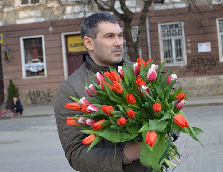 Тернополянин Андрій Палюх роздав жінкам 1001 тюльпан (ФОТО)