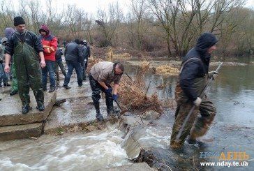 Тернопільські активісти почали розбирати греблі на Збручі (ФОТО)
