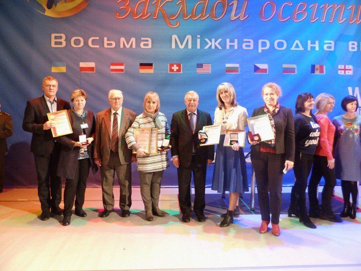 Тернопільські заклади освіти отримали медалі та грамоти від Міносвіти (ФОТО)