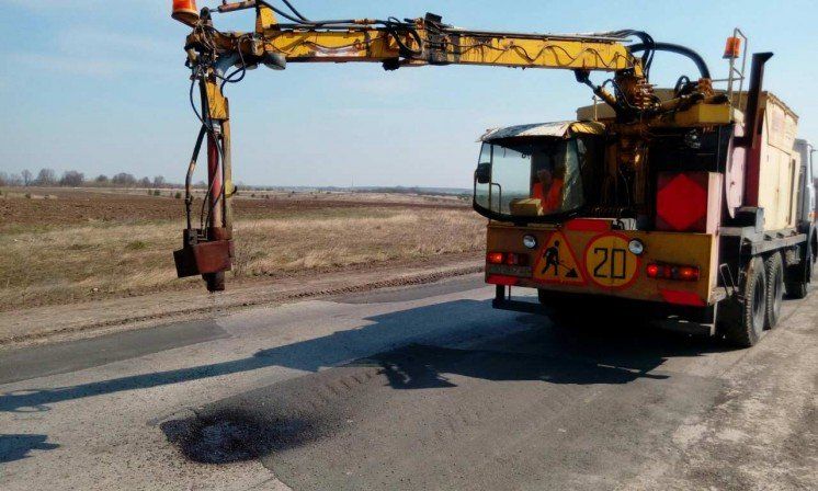 Об’їзну Чорткова на Тернопільщині лагодять за допомогою «струменевого» ремонту (ФОТО)