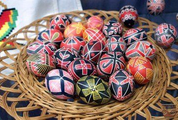 У Збаражі в церкві Христового Воскресіння навчають виготовляти пасхальні яйця у різних техніках