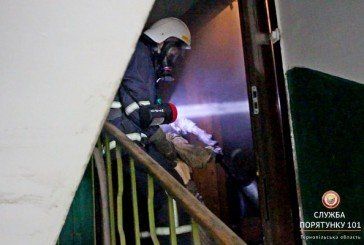У тернопільській 9-поверхівці загорівся телевізор: рятувальни евакуювали 15 людей, а господиню забрала «швидка» (ФОТО)