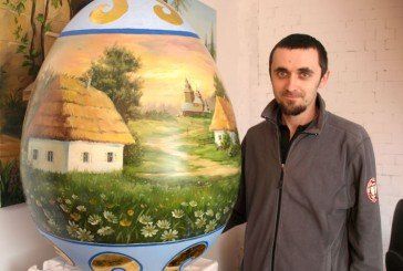 Художник з Тернопільщини створив дві велетенські писанки (ФОТО)