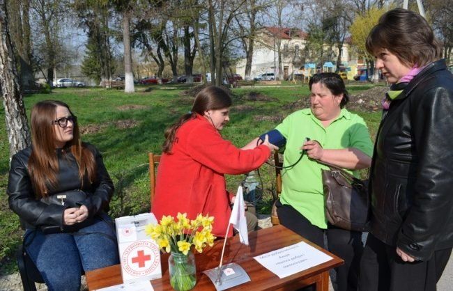 Збаразькі учні збирали кошти на лікування онкохворих – благодійникам дарували квітку добра і милосердя  (ФОТО)