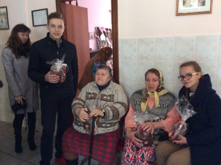 Працівники ТНЕУ та їхні діти підготували великодні подарунки для мешканців  геріатричного будинку-інтернату для престарілих (ФОТО)