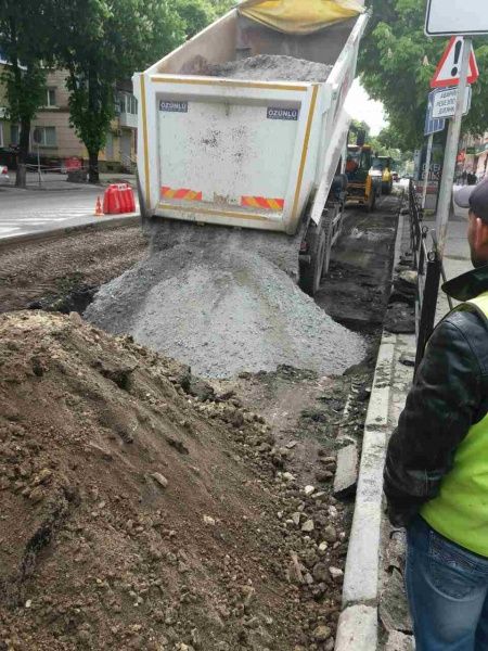 У центрі Тернополя засипали провалля, яке виявили під час ремонту (ФОТО)