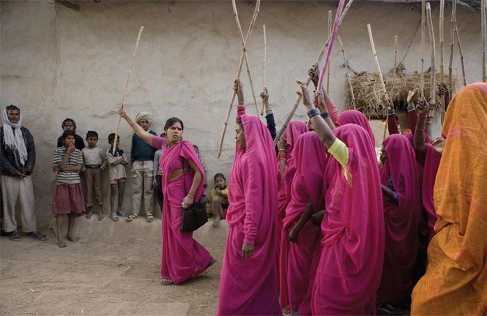 В Індії нареченим дарують кийки для захисту від п’яних чоловіків
