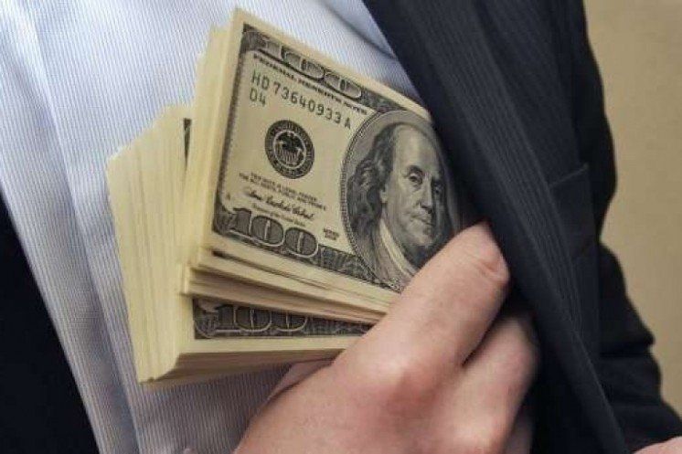 На Тернопільщині банківський працівник привласнив 150 000 гривень та майже 7 000 доларів