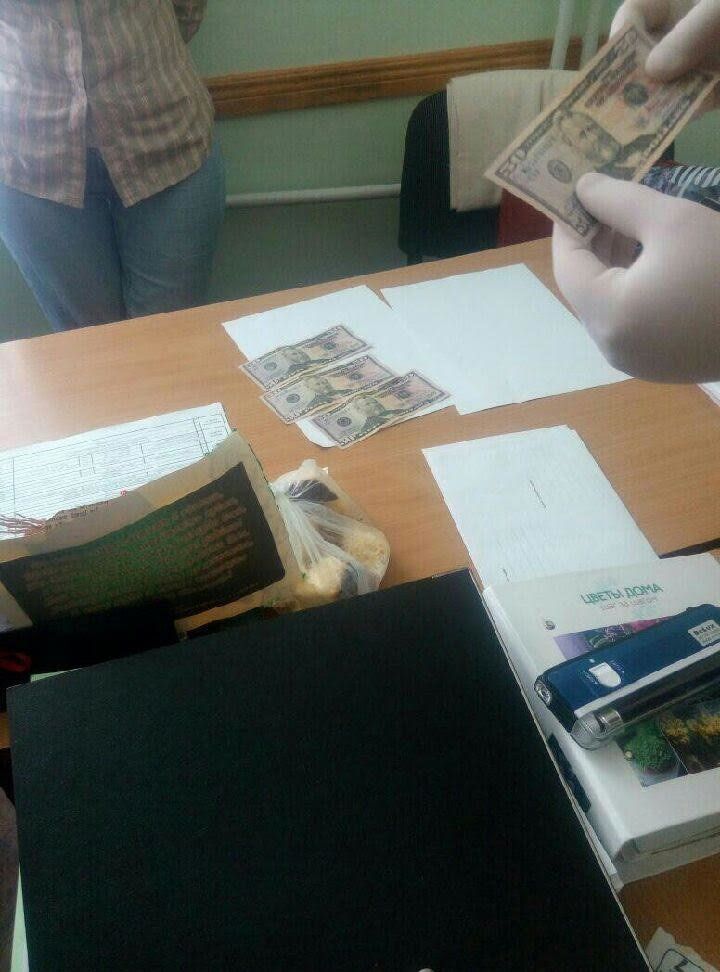 На Тернопільщині доцент вимагала 200 доларів за дипломну роботу (ФОТО)